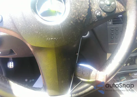 2010 Mercedes-Benz C 300 Luxury/Sport z USA, uszkodzony, nr VIN WDDGF5EB2AR086368